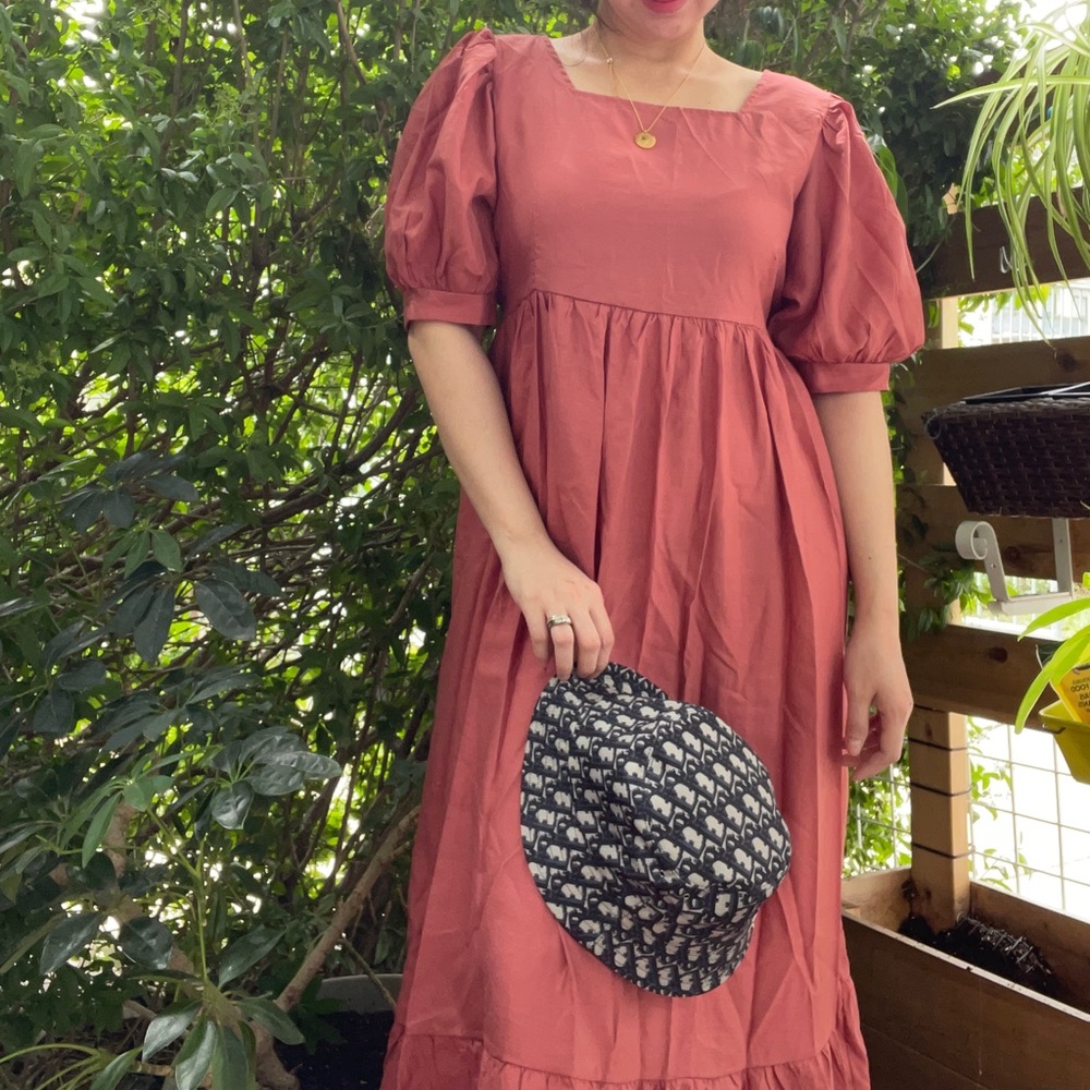 Puffed sleeved ankle lenght dress.